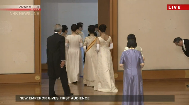 T&acirc;n Nhật ho&agrave;ng Naruhito xin thề d&agrave;nh hết t&acirc;m tr&iacute; cho nh&acirc;n d&acirc;n trong b&agrave;i ph&aacute;t biểu đầu ti&ecirc;n đầy x&uacute;c động - Ảnh 5.