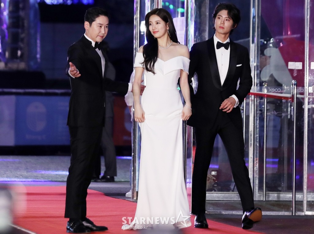 1 năm trôi qua và Park Bo Gum vẫn như xưa, vẫn tỏ thái độ như bị ép đi thảm đỏ cùng nữ thần Suzy - Ảnh 2. 1 năm trôi qua và Park Bo Gum vẫn như xưa, vẫn tỏ thái độ như bị ép đi thảm đỏ cùng nữ thần Suzy - Ảnh 2.