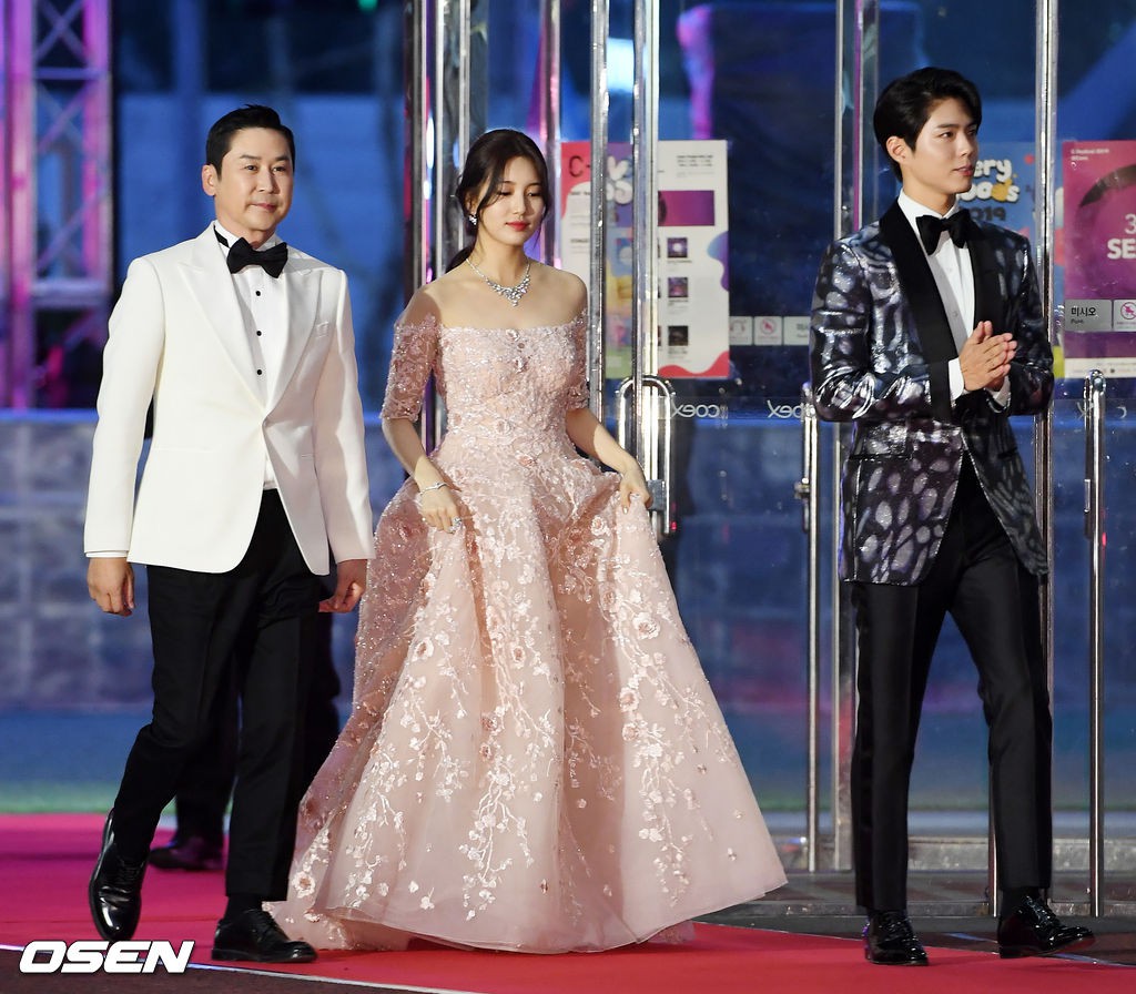 1 năm trôi qua và Park Bo Gum vẫn như xưa, vẫn tỏ thái độ như bị ép đi thảm đỏ cùng nữ thần Suzy - Ảnh 6. 1 năm trôi qua và Park Bo Gum vẫn như xưa, vẫn tỏ thái độ như bị ép đi thảm đỏ cùng nữ thần Suzy - Ảnh 6.