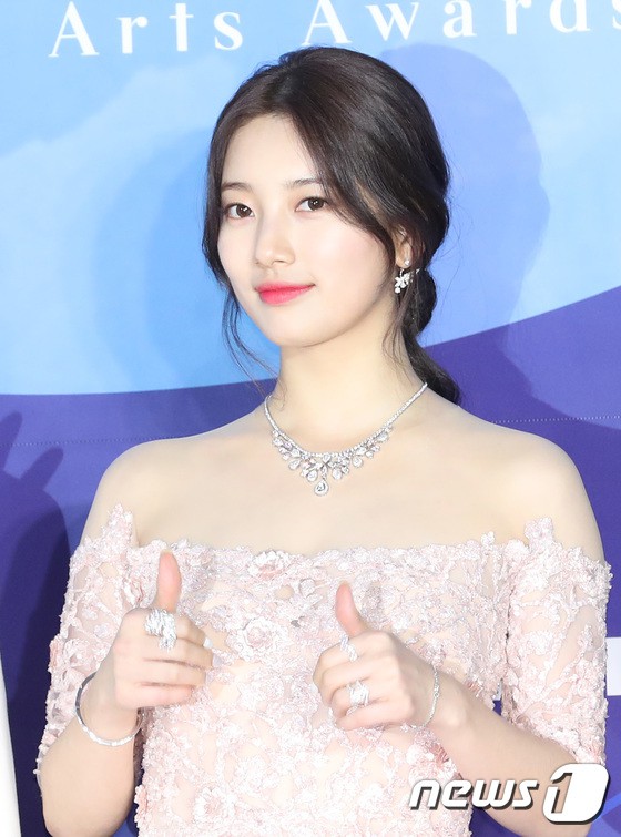 Siêu thảm đỏ khủng nhất lịch sử Baeksang: Suzy và IU xuất thần với đầm công chúa, Hyun Bin dẫn đầu 50 sao Hàn quyền lực - Ảnh 6.