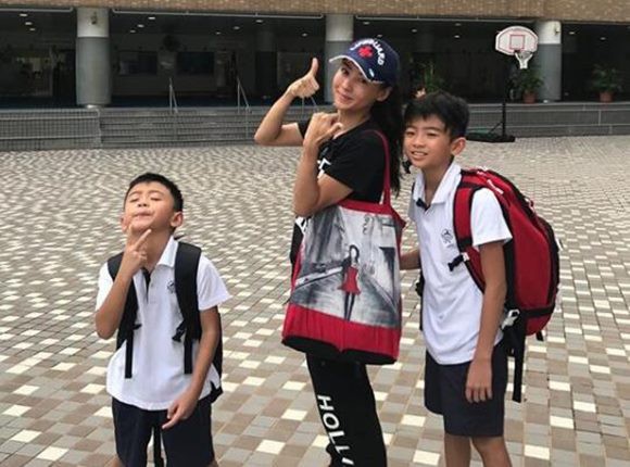 Những nhóc tì nhà sao đắt giá nhất Cbiz: Học trường quốc tế đắt đỏ, thậm chí có của hồi môn ngàn tỷ khi mới 1 tuổi - Ảnh 11. Những nhóc tì nhà sao đắt giá nhất Cbiz: Học trường quốc tế đắt đỏ, thậm chí có của hồi môn ngàn tỷ khi mới 1 tuổi - Ảnh 11.