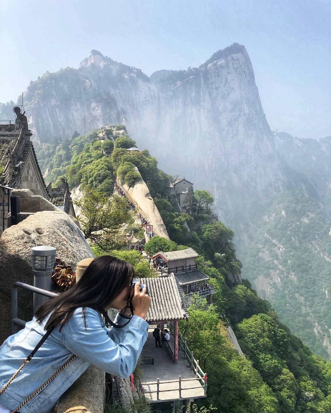 “Thót tim” với con đường mòn lưng chừng núi Hoa Sơn, nơi thiên đường và địa ngục chỉ cách nhau nửa bước chân! - Ảnh 1. “Thót tim” với con đường mòn lưng chừng núi Hoa Sơn, nơi thiên đường và địa ngục chỉ cách nhau nửa bước chân! - Ảnh 1.