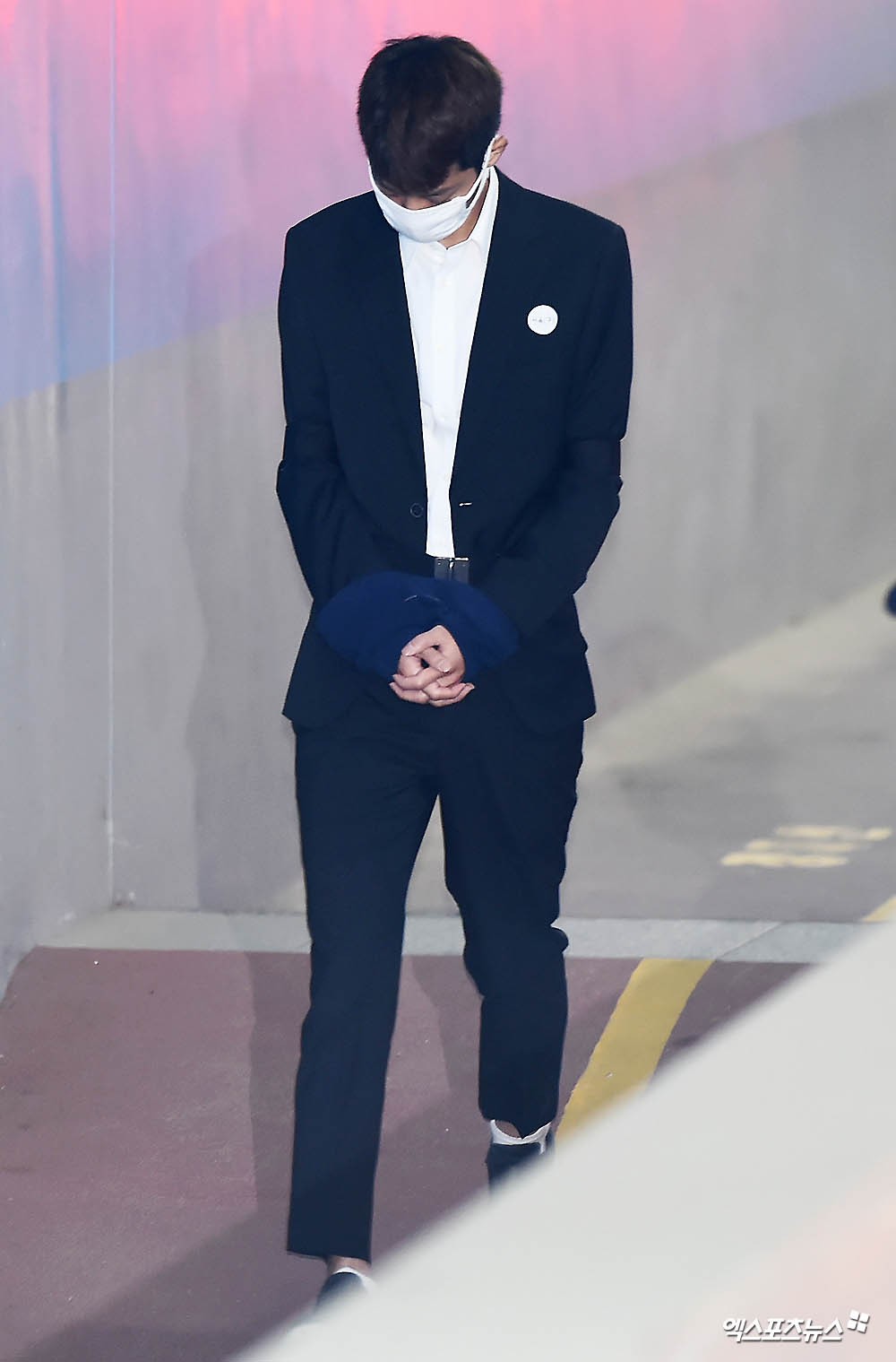 Phiên tòa đầu tiên của Jung Joon Young sau 2 tháng bị bắt: Thừa nhận mọi cáo buộc từ quay lén đến hiếp dâm tập thể - Ảnh 1. Phiên tòa đầu tiên của Jung Joon Young sau 2 tháng bị bắt: Thừa nhận mọi cáo buộc từ quay lén đến hiếp dâm tập thể - Ảnh 1.
