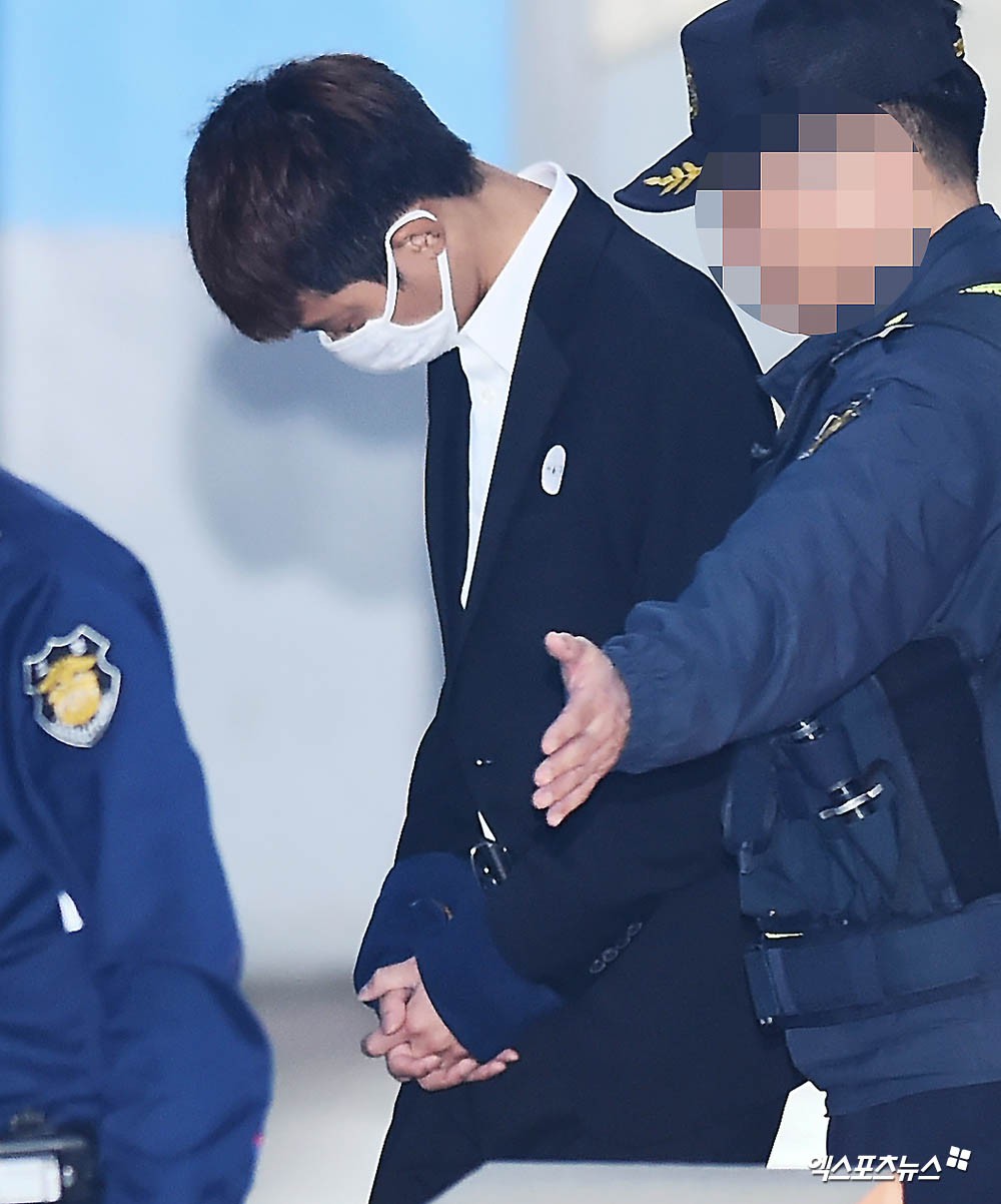Phiên tòa đầu tiên của Jung Joon Young sau 2 tháng bị bắt: Thừa nhận mọi cáo buộc từ quay lén đến hiếp dâm tập thể - Ảnh 6. Phiên tòa đầu tiên của Jung Joon Young sau 2 tháng bị bắt: Thừa nhận mọi cáo buộc từ quay lén đến hiếp dâm tập thể - Ảnh 6.