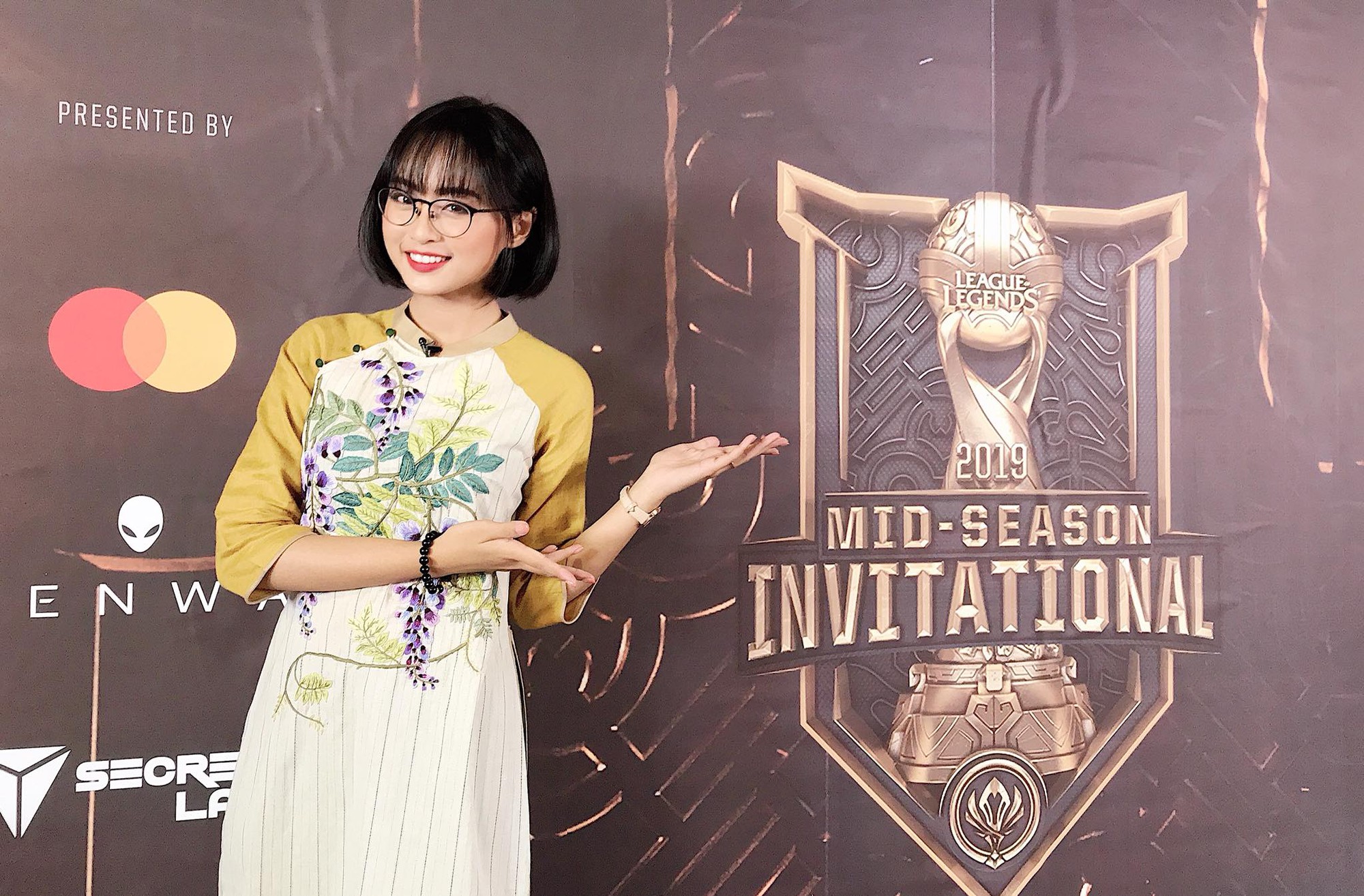 Ngỡ ngàng trước nhan sắc các nữ MC tại MSI 2019: Xuất hiện nữ thần tới từ Trung Quốc nhưng đại diện của Việt Nam cũng không hề kém cạnh - Ảnh 17.