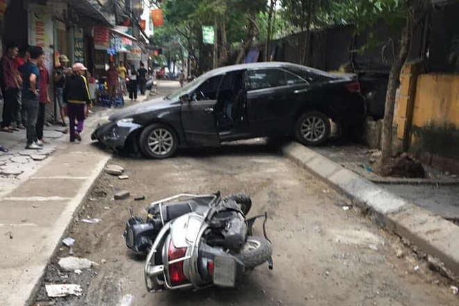 Hà Nội: Nữ tài xế lùi ô tô Camry tông trúng chiếc xe máy, một phụ nữ tử vong thương tâm - Ảnh 2.