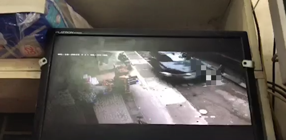 H&agrave; Nội: Nữ t&agrave;i xế l&ugrave;i &ocirc; t&ocirc; Camry t&ocirc;ng tr&uacute;ng chiếc xe m&aacute;y, một phụ nữ tử vong thương t&acirc;m - Ảnh 3.