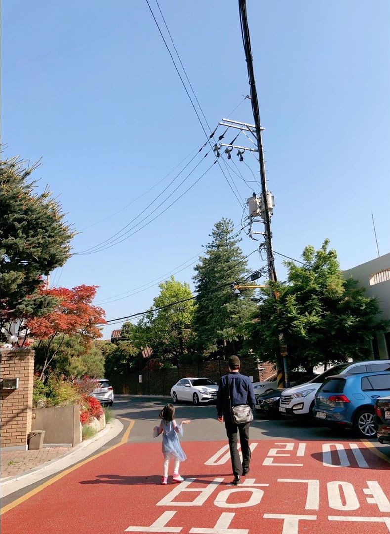 H&igrave;nh ảnh ngọt nhất ng&agrave;y: C&oacute; 1 người con g&aacute;i khiến so&aacute;i ca Kai (EXO) ki&ecirc;n nhẫn đợi h&agrave;ng tiếng v&agrave; &ocirc;m về bằng 1 tay - Ảnh 3.