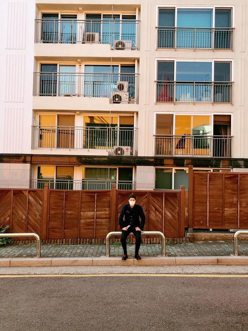 H&igrave;nh ảnh ngọt nhất ng&agrave;y: C&oacute; 1 người con g&aacute;i khiến so&aacute;i ca Kai (EXO) ki&ecirc;n nhẫn đợi h&agrave;ng tiếng v&agrave; &ocirc;m về bằng 1 tay - Ảnh 2.