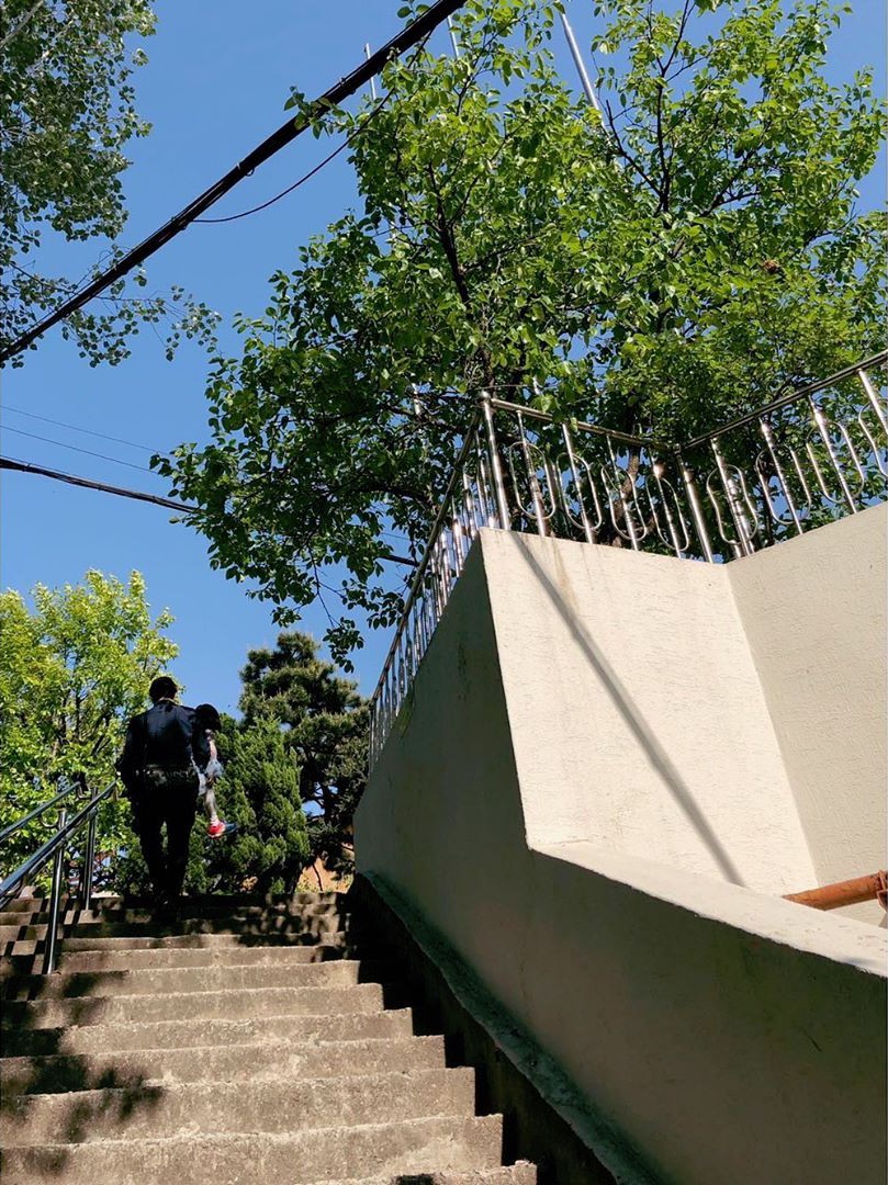 H&igrave;nh ảnh ngọt nhất ng&agrave;y: C&oacute; 1 người con g&aacute;i khiến so&aacute;i ca Kai (EXO) ki&ecirc;n nhẫn đợi h&agrave;ng tiếng v&agrave; &ocirc;m về bằng 1 tay - Ảnh 5.