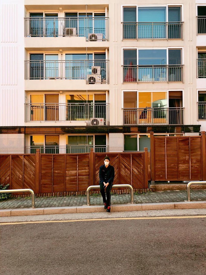 H&igrave;nh ảnh ngọt nhất ng&agrave;y: C&oacute; 1 người con g&aacute;i khiến so&aacute;i ca Kai (EXO) ki&ecirc;n nhẫn đợi h&agrave;ng tiếng v&agrave; &ocirc;m về bằng 1 tay - Ảnh 1.