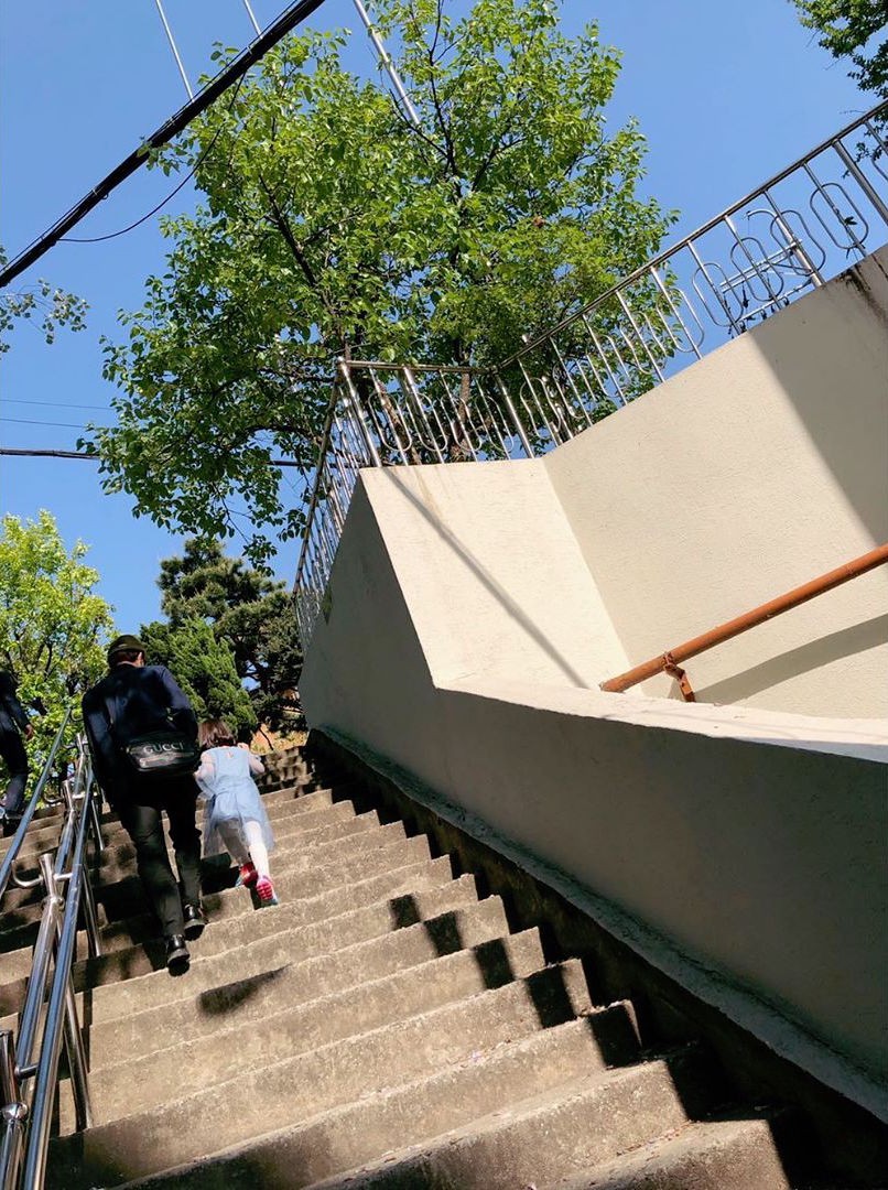 H&igrave;nh ảnh ngọt nhất ng&agrave;y: C&oacute; 1 người con g&aacute;i khiến so&aacute;i ca Kai (EXO) ki&ecirc;n nhẫn đợi h&agrave;ng tiếng v&agrave; &ocirc;m về bằng 1 tay - Ảnh 4.