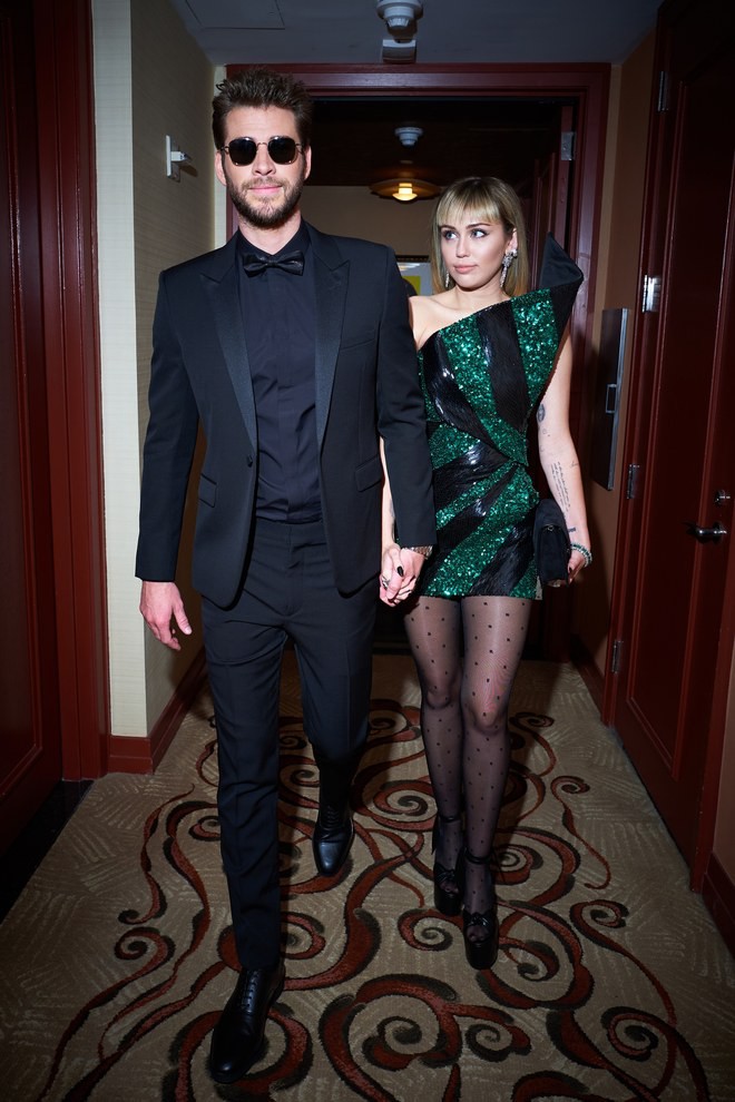 Nhìn Liam Hemsworth tỉ mẩn trang điểm cho Miley Cyrus ở hậu trường, fan mới biết người chồng hoàn hảo là thế nào - Ảnh 8.