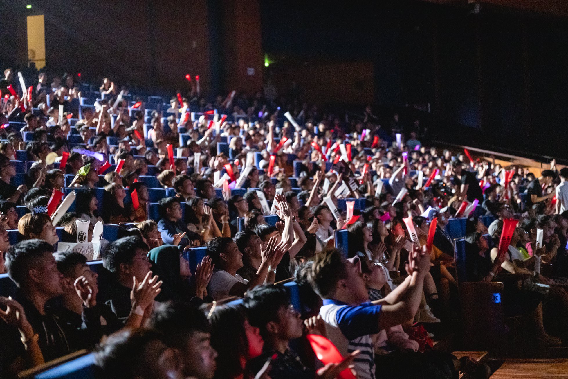 Dàn cosplay cực ngầu và quyến rũ khiến ngày thi đấu thứ 2 vòng bảng MSI 2019 trở nên không thể nóng bỏng hơn - Ảnh 11.