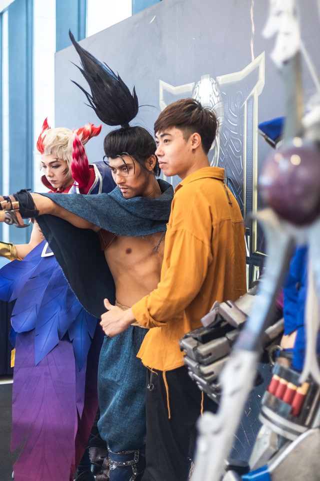 Dàn cosplay cực ngầu và quyến rũ khiến ngày thi đấu thứ 2 vòng bảng MSI 2019 trở nên không thể nóng bỏng hơn - Ảnh 8.