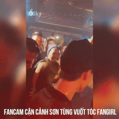 Sky mau ra m&agrave; xem: Sơn T&ugrave;ng M-TP v&agrave; fangirl vuốt ve nhau ngay trong l&uacute;c diễn thế n&agrave;y đ&acirc;y! - Ảnh 2.