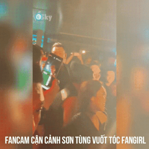 Sky mau ra m&agrave; xem: Sơn T&ugrave;ng M-TP v&agrave; fangirl vuốt ve nhau ngay trong l&uacute;c diễn thế n&agrave;y đ&acirc;y! - Ảnh 1.