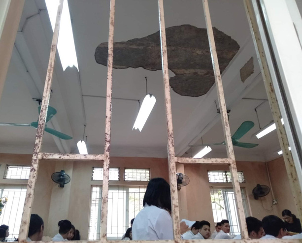 Ngôi trường già nua xuống cấp nghiêm trọng giữa lòng Hà Nội, hàng nghìn học sinh và thầy cô nơm nớp lo sợ - Ảnh 1.