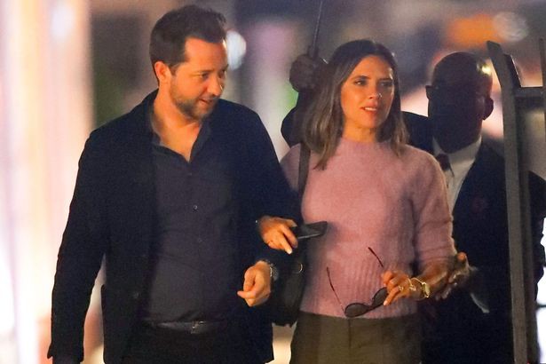 Nhân dịp David Beckham vắng nhà, Victoria Beckham điềm nhiên khoác tay thân mật một người đàn ông lạ mặt cùng đi ăn tối - Ảnh 1.