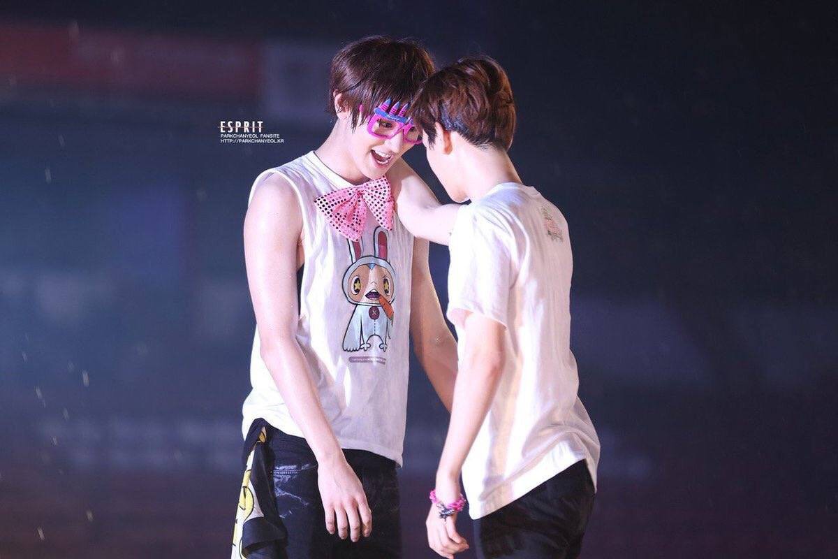 Những khoảnh khắc mờ ám tạo nên 5 cặp bromance thần thánh nhất Kpop: Vkook, Chanbaek bị cặp này chiếm spotlight! - Ảnh 13. Những khoảnh khắc mờ ám tạo nên 5 cặp bromance thần thánh nhất Kpop: Vkook, Chanbaek bị cặp này chiếm spotlight! - Ảnh 13.