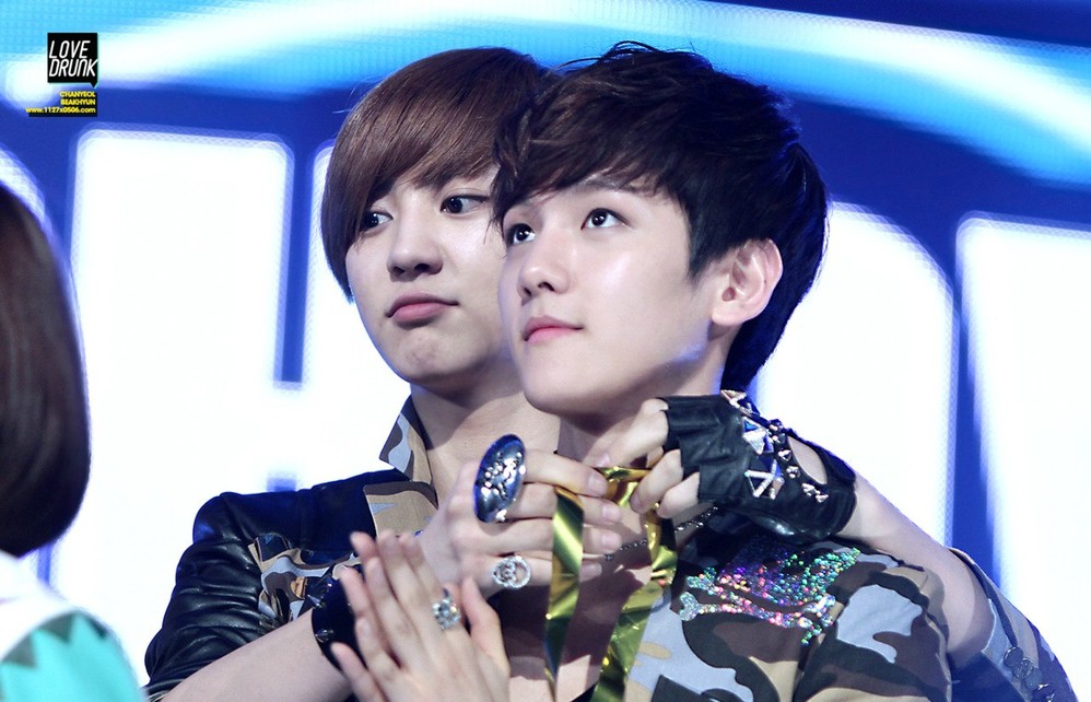 Những khoảnh khắc mờ ám tạo nên 5 cặp bromance thần thánh nhất Kpop: Vkook, Chanbaek bị cặp này chiếm spotlight! - Ảnh 12. Những khoảnh khắc mờ ám tạo nên 5 cặp bromance thần thánh nhất Kpop: Vkook, Chanbaek bị cặp này chiếm spotlight! - Ảnh 12.