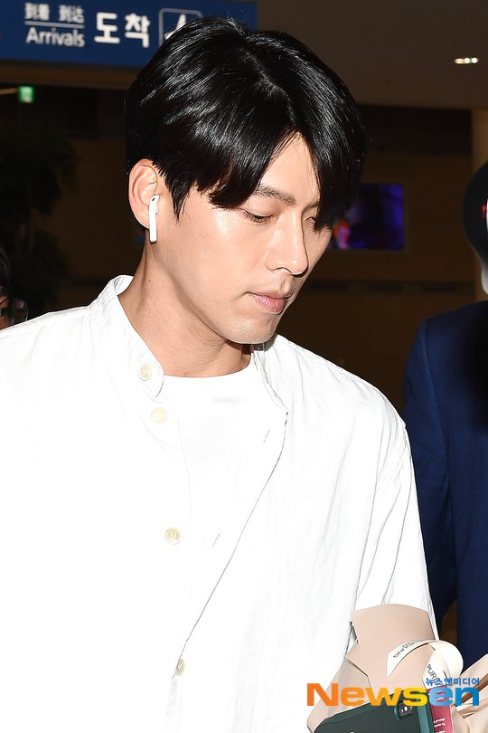 Hyun Bin mặc đồ giản dị ra sân bay mà tựa tổng tài và chiếc mũi thì sắc như muốn đòi mạng chị em - Ảnh 8.