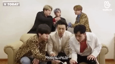 Super Junior mê mẩn chuối nếp nướng Việt Nam, còn hỏi xem chữ ngon phát âm như thế nào - Ảnh 4.