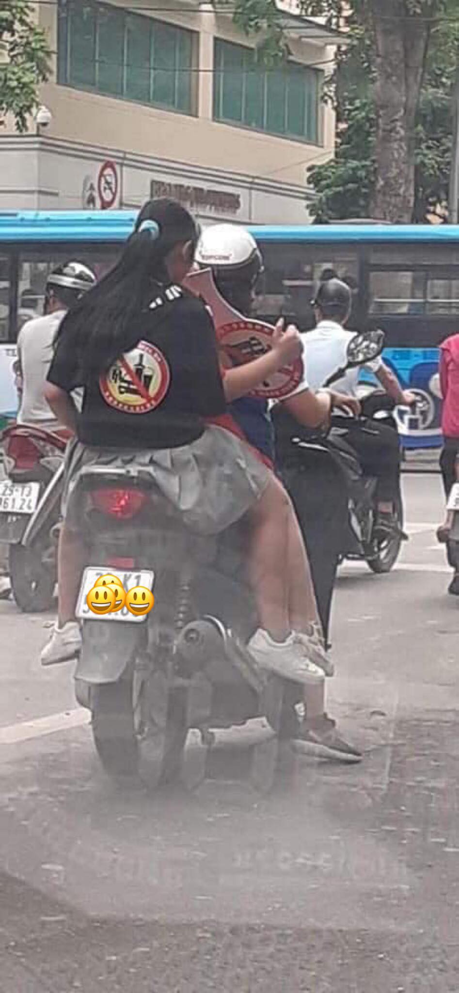 Người phụ nữ chở con gái đầu trần cầm sticker uống rượu bia không lái xe, liên tục vượt đèn đỏ trên phố Hà Nội gây phẫn nộ - Ảnh 3. Người phụ nữ chở con gái đầu trần cầm sticker uống rượu bia không lái xe, liên tục vượt đèn đỏ trên phố Hà Nội gây phẫn nộ - Ảnh 3.