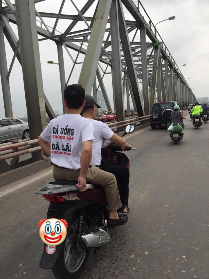 Người phụ nữ chở con gái đầu trần cầm sticker uống rượu bia không lái xe, liên tục vượt đèn đỏ trên phố Hà Nội gây phẫn nộ - Ảnh 4. Người phụ nữ chở con gái đầu trần cầm sticker uống rượu bia không lái xe, liên tục vượt đèn đỏ trên phố Hà Nội gây phẫn nộ - Ảnh 4.