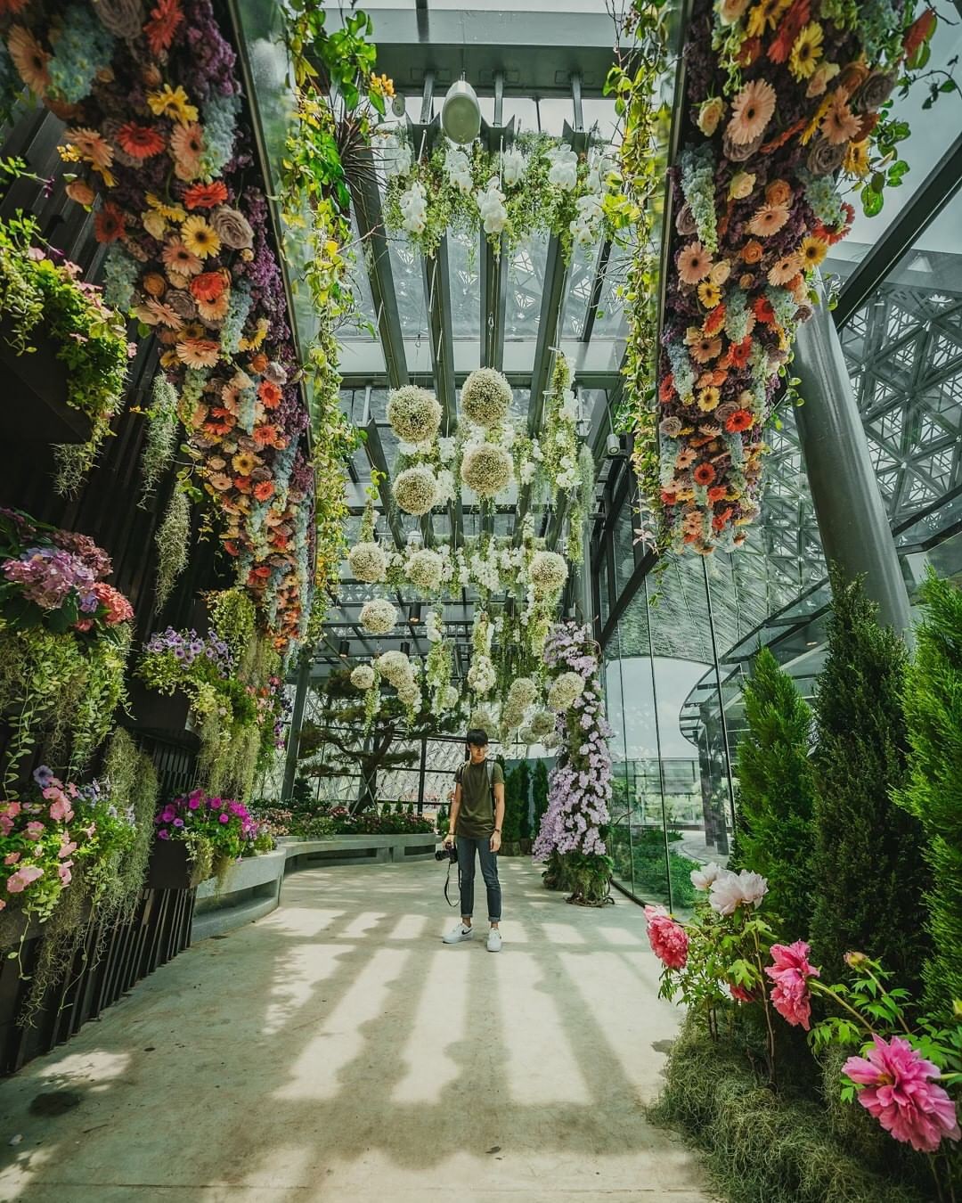 Sau Jewel Changi, Singapore lại có thêm “kỳ quan” vườn hoa treo khổng lồ khiến dân tình phải ngước lên “mỏi cả cổ” để ngắm nhìn - Ảnh 3. Sau Jewel Changi, Singapore lại có thêm “kỳ quan” vườn hoa treo khổng lồ khiến dân tình phải ngước lên “mỏi cả cổ” để ngắm nhìn - Ảnh 3.