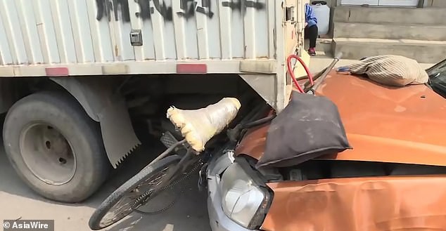 Khoảnh khắc khiến ai cũng phải cảm tạ trời đất: Ra vỉa hè sưởi nắng tập thể dục, người phụ nữ thót tim vì ô tô điên suýt lao trúng - Ảnh 6.