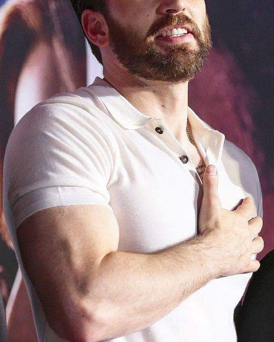 Captain Chris Evans kh&ocirc;ng chỉ sở hữu v&ograve;ng 3 trứ danh m&agrave; c&ograve;n khiến chị em ph&aacute;t cuồng v&igrave; v&ograve;ng 1 ngồn ngộn đến &ldquo;bức tử&rdquo; - Ảnh 4.