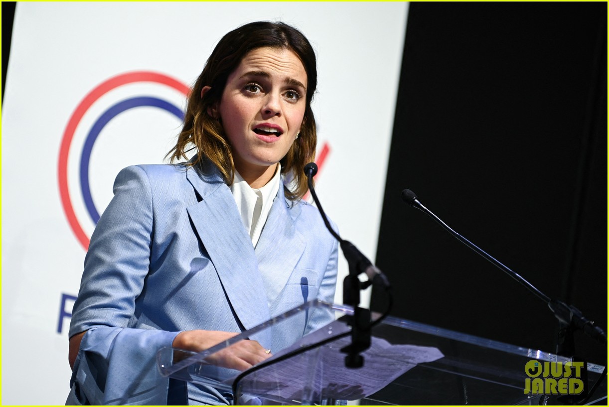 Ảnh không photoshop bóc mẽ làn da sần sùi, nhăn nheo vì lão hóa quá nhanh của Emma Watson trước tuổi 30 - Ảnh 3. Ảnh không photoshop bóc mẽ làn da sần sùi, nhăn nheo vì lão hóa quá nhanh của Emma Watson trước tuổi 30 - Ảnh 3.