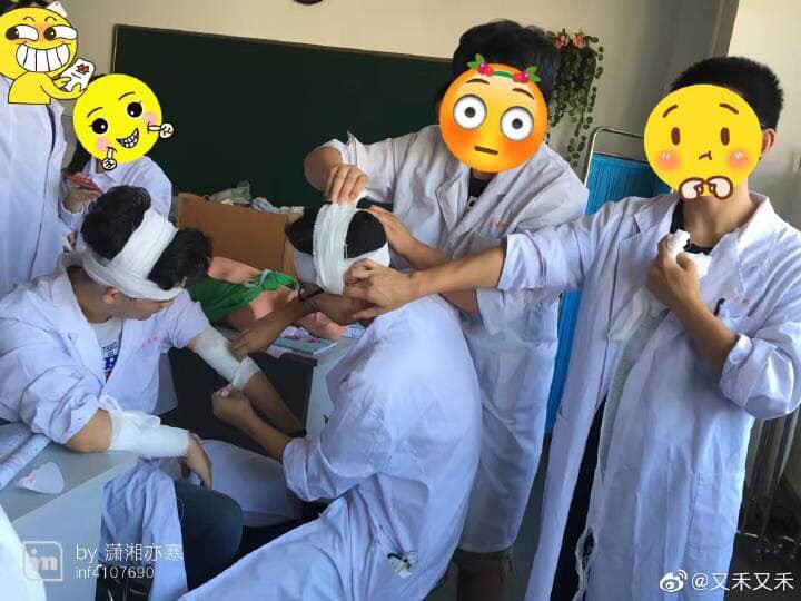 Dở khóc dở cười với khung cảnh sinh viên ngành Y xếp hàng để quấn băng kín mít cho nhau, hở chỗ nào là quấn chỗ đấy! - Ảnh 3.