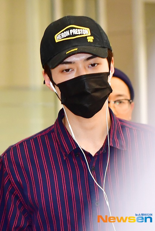 Dàn trai xinh gái đẹp nhà SM đổ bộ sân bay: Yoona lộ chân cong như sắp gãy, Sehun như rich kid bên Chanyeol - Ảnh 9.