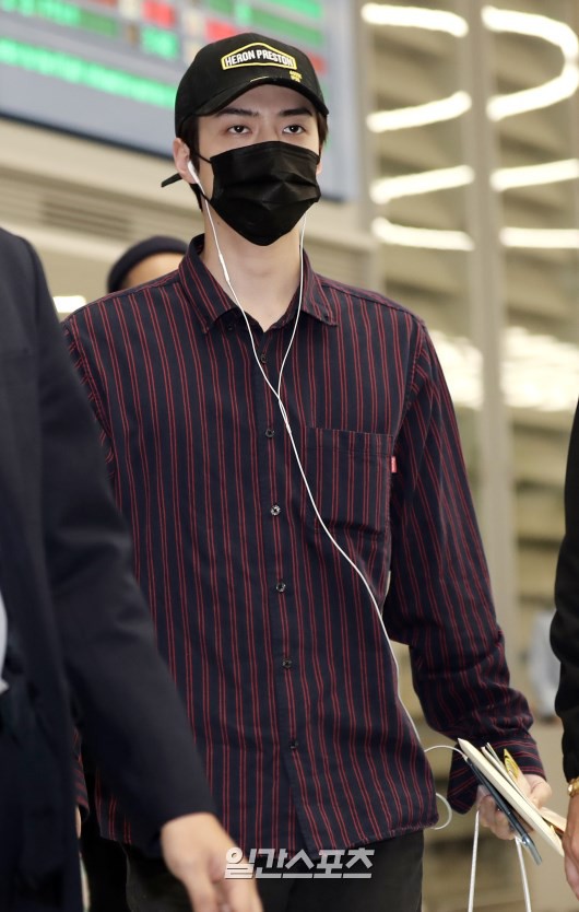 Dàn trai xinh gái đẹp nhà SM đổ bộ sân bay: Yoona lộ chân cong như sắp gãy, Sehun như rich kid bên Chanyeol - Ảnh 8.