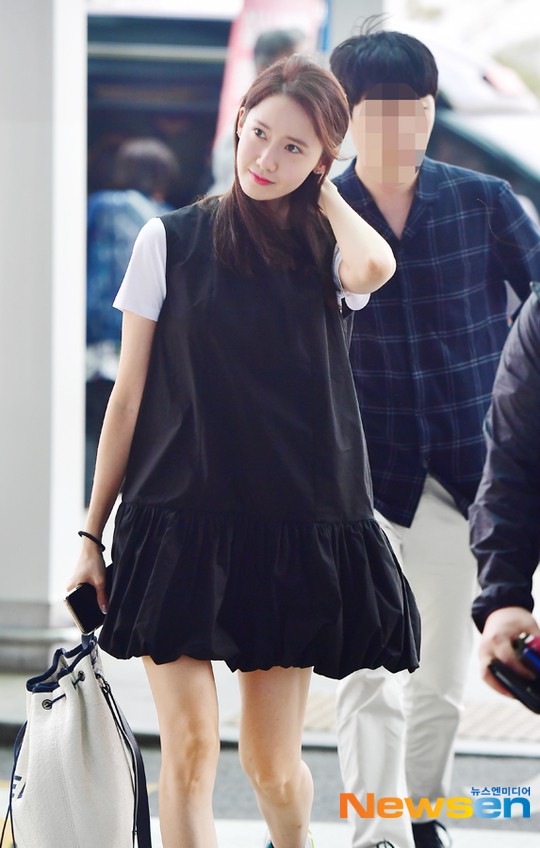 Dàn trai xinh gái đẹp nhà SM đổ bộ sân bay: Yoona lộ chân cong như sắp gãy, Sehun như rich kid bên Chanyeol - Ảnh 3.