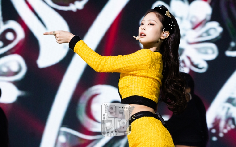 Jennie (BLACKPINK) làm nên kì tích cho chính mình khi khiến cả 4 MV năm ngoái của TWICE ngửi khói - Ảnh 2. Jennie (BLACKPINK) làm nên kì tích cho chính mình khi khiến cả 4 MV năm ngoái của TWICE ngửi khói - Ảnh 2.