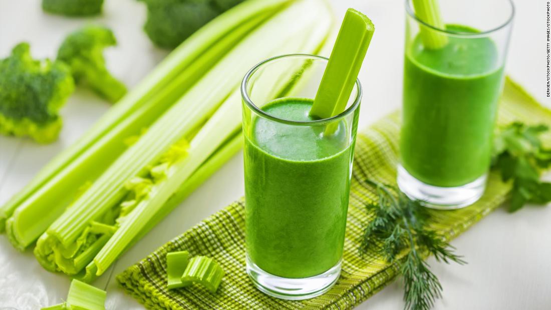 Hội dùng nước ép cần tây để làm đẹp da cần lưu ý các tác dụng phụ được bác sĩ cảnh báo sau đây - Ảnh 2. Hội dùng nước ép cần tây để làm đẹp da cần lưu ý các tác dụng phụ được bác sĩ cảnh báo sau đây - Ảnh 2.