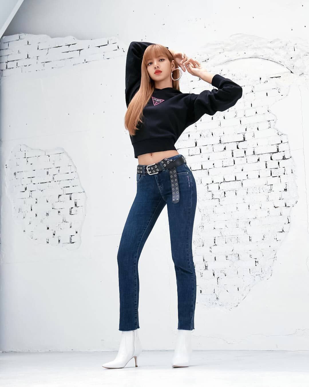 Đẳng cấp búp bê sống Thái Lan Lisa (BLACKPINK): Chân dài trời ban thách thức mọi khung hình, kể cả chụp vội - Ảnh 2. Đẳng cấp búp bê sống Thái Lan Lisa (BLACKPINK): Chân dài trời ban thách thức mọi khung hình, kể cả chụp vội - Ảnh 2.