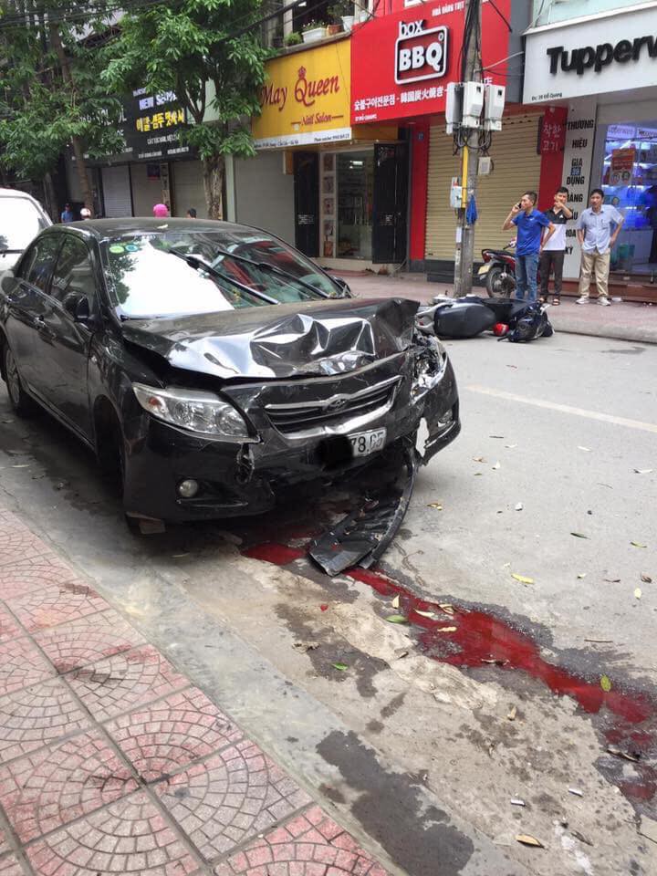 Hà Nội: Tài xế ô tô không làm chủ tốc độ gây tai nạn liên hoàn, 2 mẹ con đi xe máy nhập viện cấp cứu - Ảnh 1. Hà Nội: Tài xế ô tô không làm chủ tốc độ gây tai nạn liên hoàn, 2 mẹ con đi xe máy nhập viện cấp cứu - Ảnh 1.