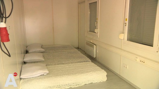 Thuê phòng Airbnb 3,5 triệu, du khách được ngay nhà container chật hẹp bẩn thỉu - Ảnh 2.