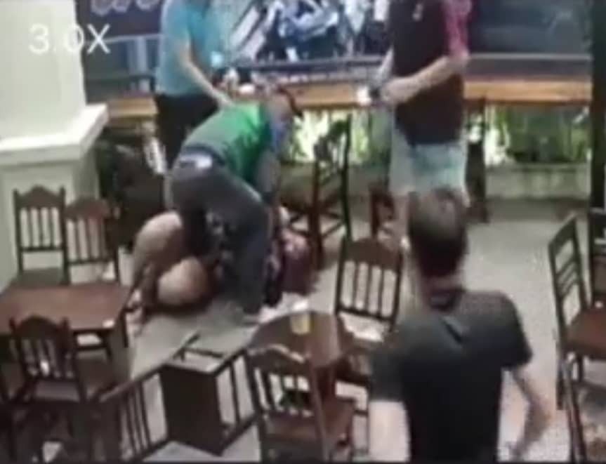 Hà Nội: Nam thanh niên túm tóc, tát liên tục vào người cô gái trong quán cafe, nhân viên đến can ngăn cũng bị đánh và dọa dẫm - Ảnh 2. Hà Nội: Nam thanh niên túm tóc, tát liên tục vào người cô gái trong quán cafe, nhân viên đến can ngăn cũng bị đánh và dọa dẫm - Ảnh 2.