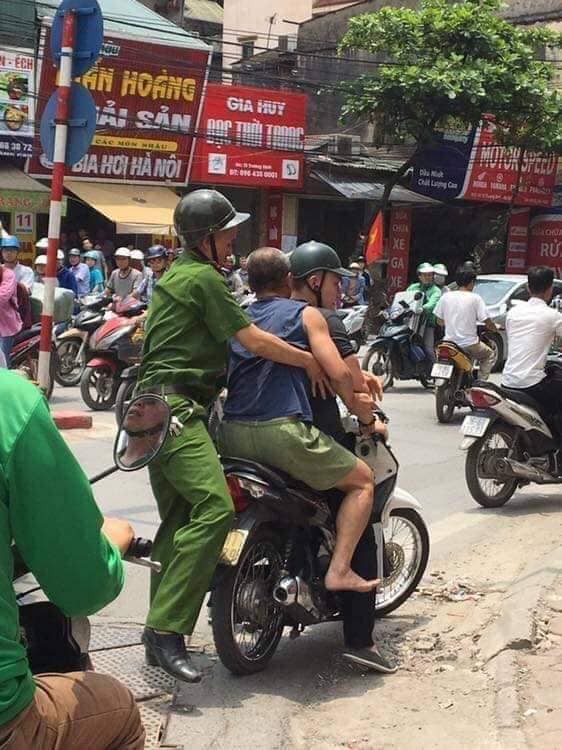 Hà Nội: Gã đàn ông say xỉn đập chai bia rồi lấy mảnh vỡ đâm vào mặt chiến sỹ công an - Ảnh 1.