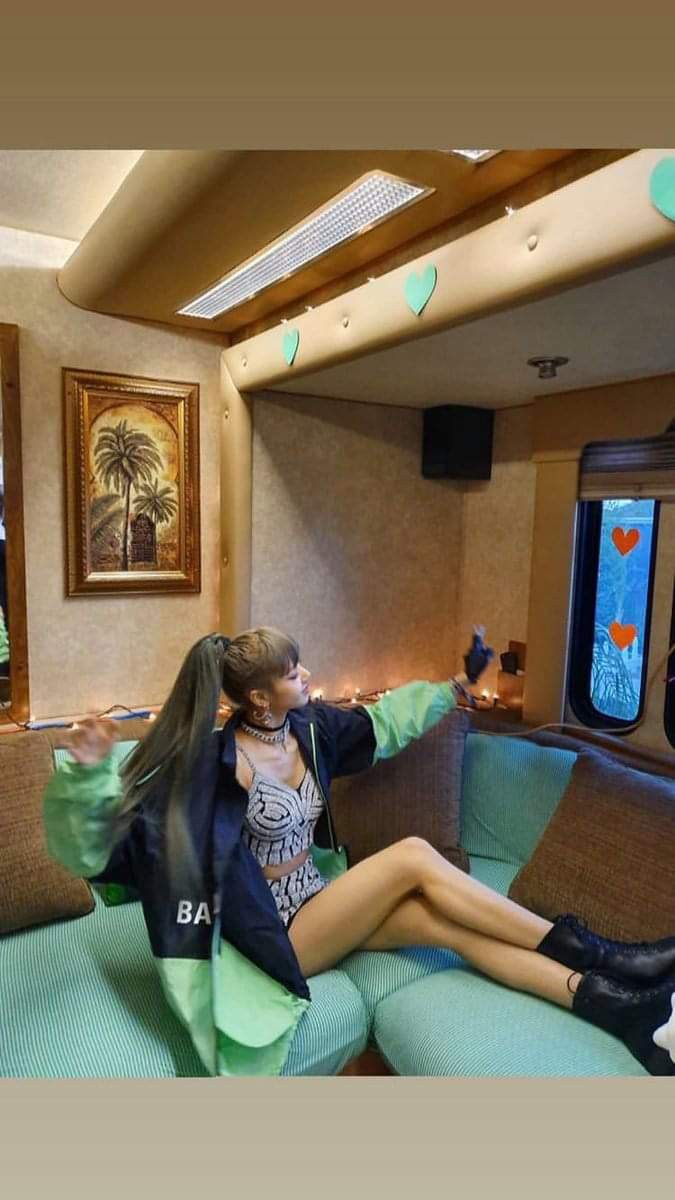 Đẳng cấp búp bê sống Thái Lan Lisa (BLACKPINK): Chân dài trời ban thách thức mọi khung hình, kể cả chụp vội - Ảnh 10. Đẳng cấp búp bê sống Thái Lan Lisa (BLACKPINK): Chân dài trời ban thách thức mọi khung hình, kể cả chụp vội - Ảnh 10.
