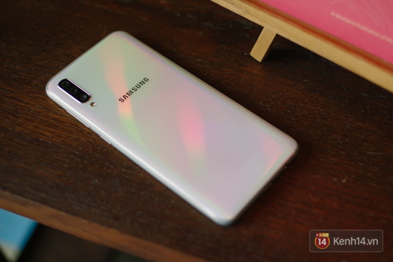 Đánh giá nhanh Galaxy A70: dù chỉ là máy tầm trung nhưng cái gì cũng có - Ảnh 6. Đánh giá nhanh Galaxy A70: dù chỉ là máy tầm trung nhưng cái gì cũng có - Ảnh 6.
