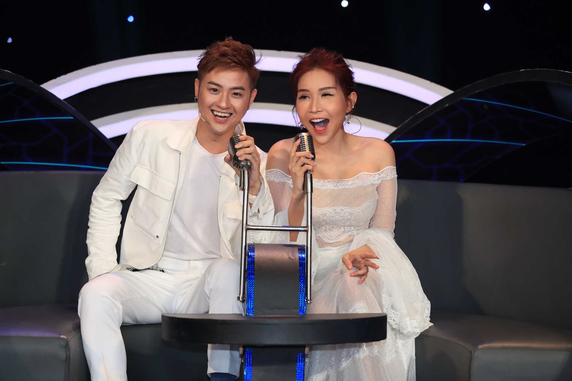 Hòa Minzy bật khóc vì học trò bị chê chọn sai bài, hát không rõ lời - Ảnh 2. Hòa Minzy bật khóc vì học trò bị chê chọn sai bài, hát không rõ lời - Ảnh 2.