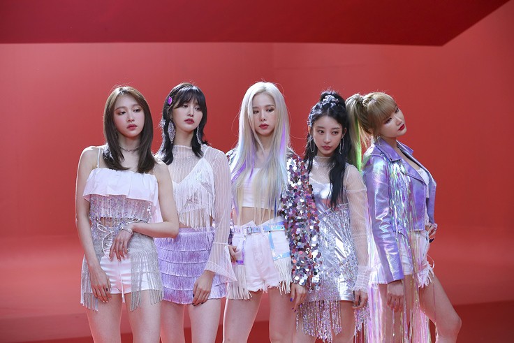 EXID đối đầu WINNER bằng MV quẩy cực sung, riêng 1 thành viên quá bốc lửa vì trang phục siêu sexy - Ảnh 3. EXID đối đầu WINNER bằng MV quẩy cực sung, riêng 1 thành viên quá bốc lửa vì trang phục siêu sexy - Ảnh 3.