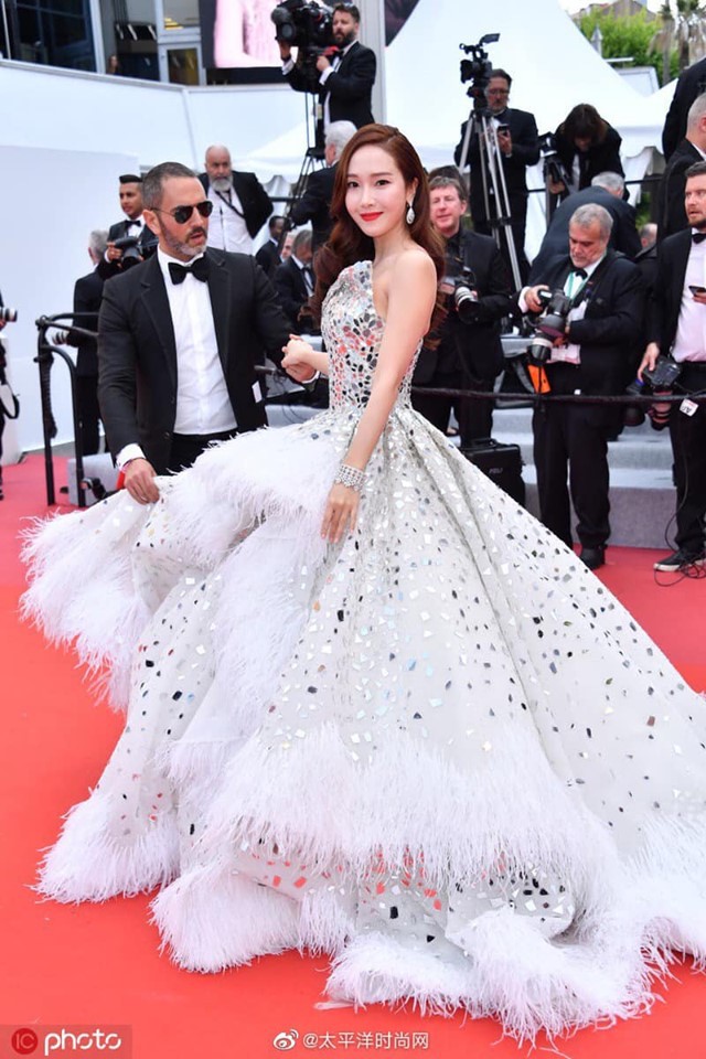 Màn xuất hiện gây mê, siêu sang chảnh không khác gì công chúa của Jessica Jung tại LHP Cannes - Ảnh 6.