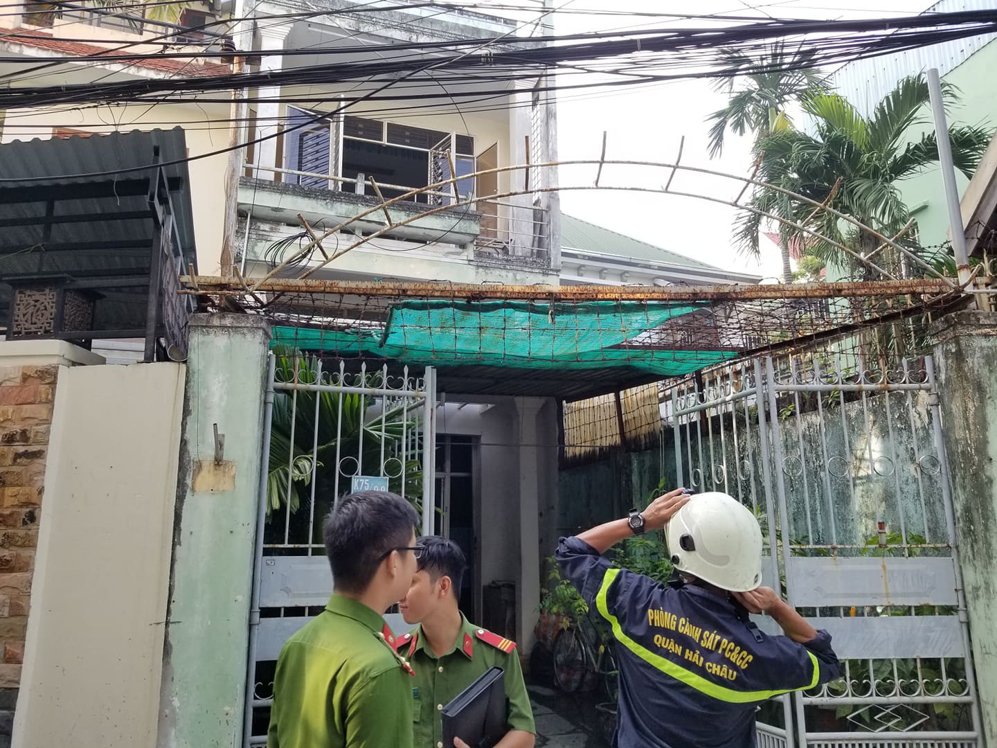 Người dân lao vào lửa cứu cụ ông 80 tuổi bị liệt mắc kẹt trong ngôi nhà bốc cháy ở Đà Nẵng - Ảnh 1. Người dân lao vào lửa cứu cụ ông 80 tuổi bị liệt mắc kẹt trong ngôi nhà bốc cháy ở Đà Nẵng - Ảnh 1.